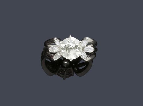 DIAMOND RING, ca. 1950. White gold 750. Decorative, classic ring, the top set with 1 old European cut of ca. 2.70 ct, ca. O/ SI1, minimal signs of wear, flanked by 6 navette-cut diamonds weighing ca. 0.30 ct. Size ca. 57.
