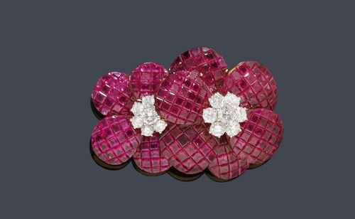 RUBY AND DIAMOND BROOCH. Yellow gold 750. Very attractive brooch designed as two flowers, the petals set throughout with numerous rubies weighing ca. 50.00 ct, invisible setting, the centre additionally decorated with 13 brilliant-cut diamonds weighing ca. 2.76 ct. Ca. 5 x 3.3 cm.