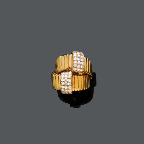 GOLD AND DIAMOND RING, BESSA, ca. 1990. Yellow gold 750, 17g. Casual-elegant, double band ring, the top additionally decorated with 2 diamond-set band motifs weighing ca. 1.20 ct. Size ca. 54.