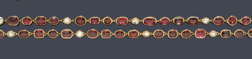 SPINEL AND DIAMOND SAUTOIR. Yellow gold 750. Elegant, long decorative necklace set with 112 red-orange spinels weighing ca. 190.70 ct, of different cuts, and additionally decorated with 28 rose-cut diamonds weighing ca. 10.60 ct. L ca. 155 cm. With GRS Report No. GRS2011-072400, August 2011.