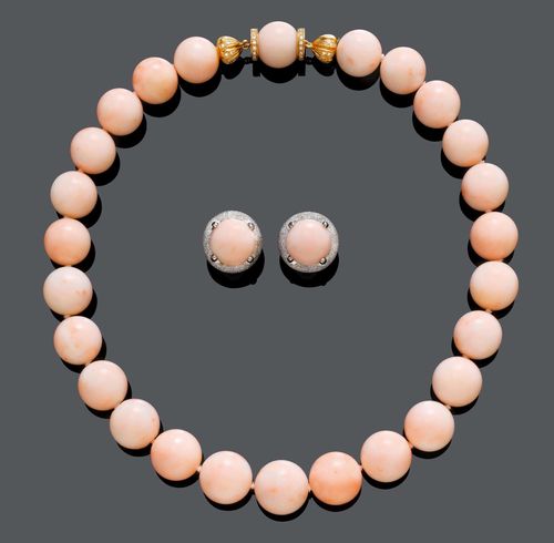 PAIR OF CORAL AND DIAMOND NECKLACES WITH EAR CLIPS. Yellow and white gold 750. Two casual-elegant necklaces, one  of 23 and one of 25 light pink coral spheres, of 14 to 16 mm Ø, each with a clasp decorated with 64 single-cut diamonds and 1 coral sphere. Can also be combined as a sautoir. L ca. 40 and 43 cm, respectively. Matching, round, white gold ear clips, each set with 1 coral cabochon of ca. 14 mm Ø.