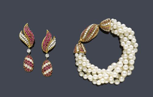 RUBY, DIAMOND AND PEARL BRACELET WITH EAR PENDANTS AND RING, ca. 1960. Yellow gold and platinum. Elegant five-row bracelet of numerous Akoya cultured pearls of ca. 4.9 to 7.8 mm Ø. Olive-shaped clasp decorated with 105 rubies weighing ca. 3.00 ct and 105 brilliant-cut diamonds weighing ca. 2.70 ct. L ca. 23 cm. Matching ring with ca. 53 rubies weighing ca. 1.00 ct and 48 brilliant-cut diamonds weighing ca. 1.20 ct. Size ca. 57. Matching ear clips with studs, each of 1 drop-shaped pendant flexibly mounted below 1 leaf motif, decorated with a total of ca. 110 rubies weighing ca. 5.00 ct and ca. 58 brilliant-cut diamonds weighing ca. 3.00 ct,. L ca. 5.9 cm. Ring 750 + Pt 900 Ear pendants 730 + Pt 850 Bracelet 750 Pt 900