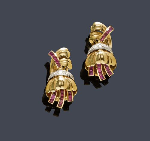 GOLD, RUBY AND DIAMOND EAR CLIPS, ca. 1940. Yellow gold 750, 13g. Decorative ear clips designed as stylized flowers, each additionally decorated with 15 square-cut rubies and 3 single-cut diamonds set in platinum. Total weight of the diamonds ca. 0.10 ct.