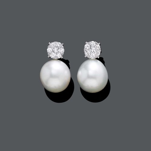 PEARL AND DIAMOND EAR STUDS. White gold 750. Attractive ear studs, consisting of a round stud part set throughout with 13 brilliant-cut diamonds, weighing ca. 1.60 ct in total, the lower part consisting of 1 removable, white South Sea cultured pearl of ca. 16.4 x 17.3 and 16.5 x 17.7 mm Ø, respectively.