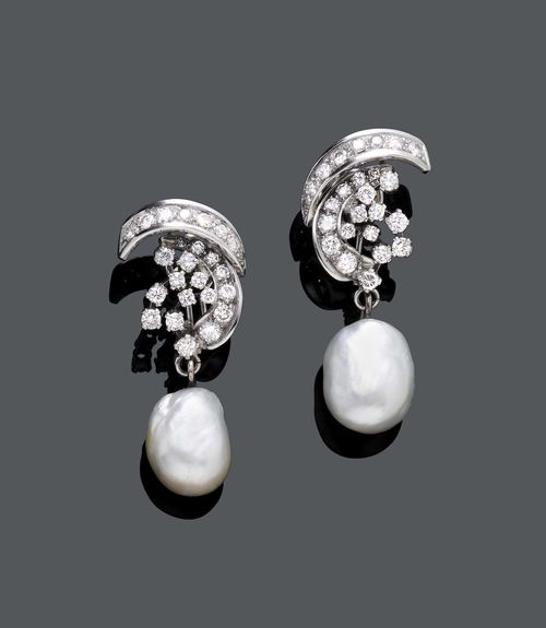 PEARL AND DIAMOND EAR PENDANTS, ca. 1950. White gold 750. Classic-elegant ear clips with studs designed as stylised leaves, each set throughout with 25 brilliant-cut diamonds. weighing ca. 1.70 ct in total, and with 1 removable, baroque cultured pearl of ca. 15 x 12 mm. L ca. 4.3 cm.