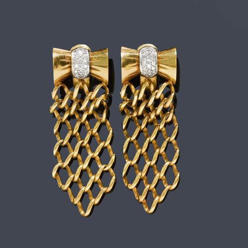 GOLD AND DIAMOND EAR PENDANTS , ca. 1945. Yellow gold 750, 34g. Decorative ear clips with studs, each of 1 bow motif decorated with pavé-set brilliant-cut diamonds weighing ca. 0.40 ct , the lower part designed as a flexibly mounted net L ca. 6.5 cm.