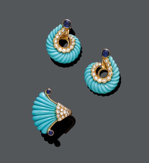 TURQUOISE, SAPPHIRE AND DIAMOND EAR CLIPS WITH RING, ca. 1960. Yellow gold ca. 690. Very decorative, snail-like ear pendants set with 1 cut, ribbed turquoise with a diamond-set border and 1 sapphire cabochon at each end. Matching asymmetrical ring designed as a stylised shell with 1 cut turquoise, 2 sapphire cabochons and 16 brilliant-cut diamonds. Total weight of the diamonds ca. 1.00 ct.