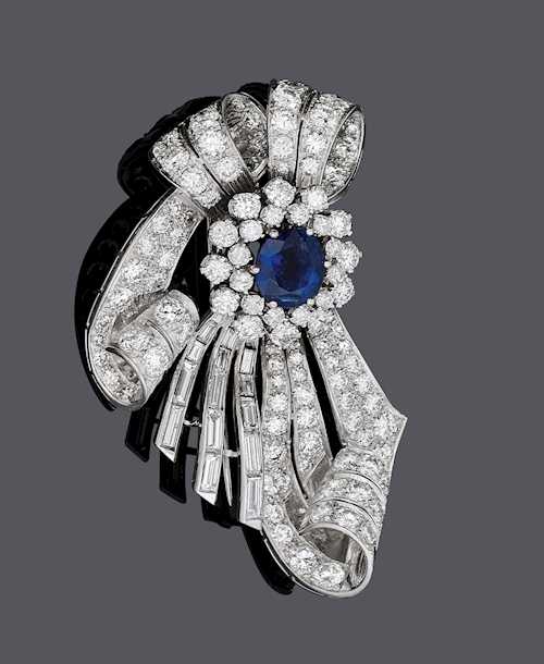 BURMA SAPPHIRE AND DIAMOND CLIP BROOCH, ca. 1950.