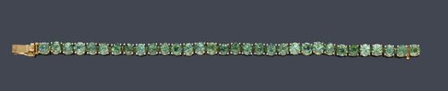 TOURMALINE BRACELET. Yellow gold ca. 700. Classic Rivière bracelet set throughout with 32 mint-green, round tourmalines weighing ca. 16.00 ct. L ca. 17.5 cm.