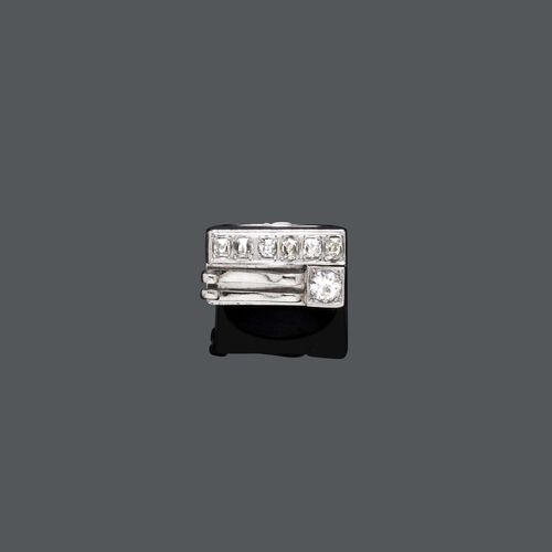 DIAMOND AND GOLD RING, ca. 1940. Platinum over white gold 750, rhodium-plated. Decorative ring, the rectangular top decorated with 2 volute motifs and set with 7 old European-cut diamonds weighing ca. 1.20 ct. Size ca. 54.