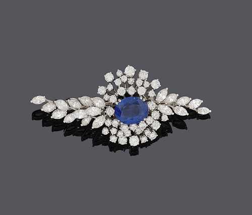 CEYLON SAPPHIRE AND DIAMOND BROOCH, ca. 1970.