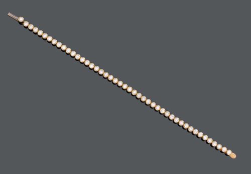 DIAMOND BRACELET. Yellow gold 750. Casual-elegant Rivière-Bracelet set with 45 brilliant-cut diamonds weighing ca. 3.00 ct, in collet settings. L ca. 16.7 cm.
