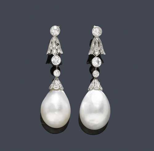NATURPERLEN-DIAMANT-OHRHÄNGER, um 1910.