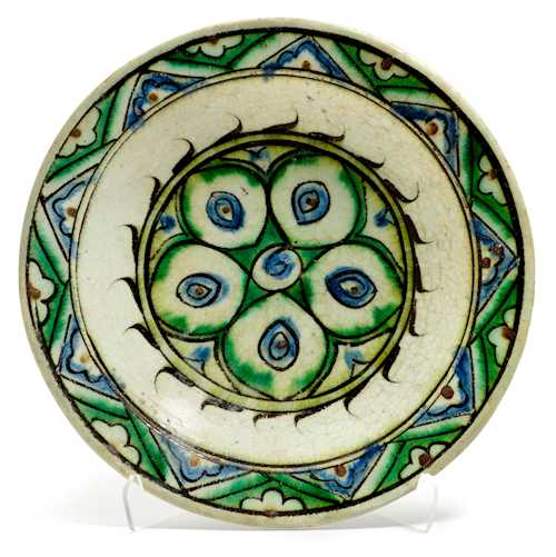 AN IZNIK POTTERY PLATE