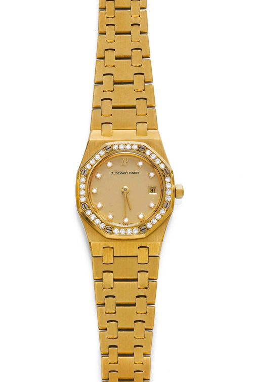 DIAMOND LADY'S WRISTWATCH, AUDEMARS PIGUET, ROYAL OAK, 1997. Yellow gold 750, 80g. Ref. C80059. Octagonal case No. 1482 with diamond lunette weighing ca. 0.36 ct. Gold-coloured dial with diamond indices and gold hands, date at 3h. Quartz movement No. 343053, Cal. 2610. Original gold band with foldover clasp. D 24 x 31 mm. With case, 1 extension link, and warranty, May 1997.