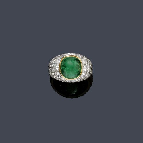 EMERALD AND DIAMOND RING. White and yellow gold 750. Decorative band ring, the top set with 1 antique-oval emerald cabochon of ca. 3.10 ct, and set throughout with 42 brilliant-cut diamonds weighing ca. 2.90 ct. Size ca. 52, with size adjustment insert.