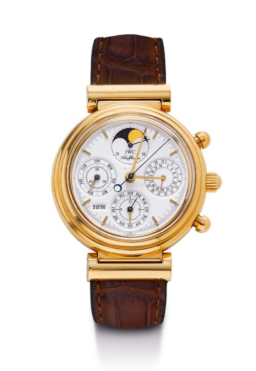 GENTLEMAN'S WRISTWATCH, AUTOMATIC, PERPETUAL CALENDAR WITH MOON PHASE, IWC DA VINCI, 1980s. Yellow gold 750. Ref. 3750. Gold case No. 2417593. Textured dial, with gold indices and hands, chrono counters, date, day and month indication, perpetual calendar, window with the year at 7-8h. Plexiglass. Automatic, movement No. 2412747, Cal. 7906. Brown, original leather band with IWC gold clasp. Could use servicing. D 39 mm. With case, excerpt from the archives, March 2011, and documentation.