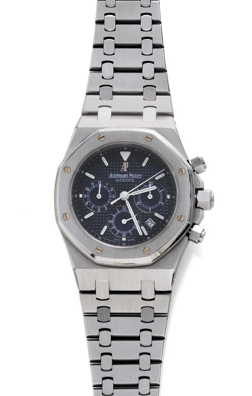GENTLEMAN'S WRISTWATCH, AUTOMATIC, CHRONOGRAPH, AUDEMARS PIGUET, ROYAL OAK, ca. 2000. Steel. Ref. E-14904. Steel case No. 1918 with octagonal lunette, screw-down back and pushers. Dark blue, engine-turned dial with luminous indices and luminous hands, 30 minute counter at 3h, small second at 6h, 12 hour counter at 9h, date at 4-5h. Automatic, movement No. 471575, Cal. 2385, gold rotor, slightly oxidized. Steel band with fold-over clasp. Revision recommended. D 50 x 39 mm. With case.