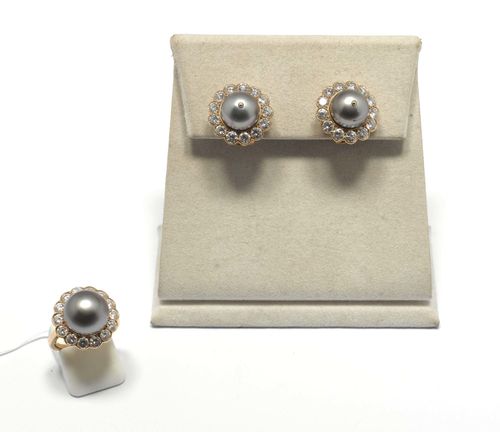 PEARL AND DIAMOND EAR CLIPS WITH RING, VAN CLEEF & ARPELS, ca. 1970. Yellow gold 750. Decorative, classic ear clips, each set with 1 silver-grey Tahiti cultured pearl of ca. 10 mm Ø within a border of 13 brilliant-cut diamonds. Total diamond weight ca. 3.00 ct. Signed VCA No. 139930. Matching ring, the top set with 1 Tahiti cultured pearl of ca. 11.5 mm Ø within a border of 14 brilliant-cut diamonds weighing ca. 1.50 ct. Signed VCA No. 130401. Size ca. 53, with size adjustment insert.