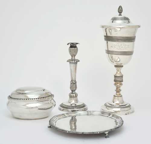 LOT: DECKELDOSE, SALVER, DECKELPOKAL, KLEINER KERZENSTOCK