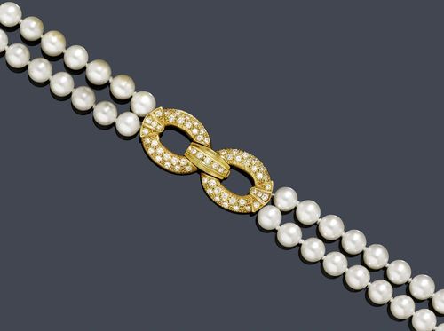 PEARL AND DIAMOND SAUTOIR WITH BRACELET. Yellow gold 750. Casual-elegant, two-row sautoir of numerous Akoya cultured pearls of ca. 8 mm Ø. Clasp of 2 diamond-set ring motifs and an intermediate eyelet, total diamond weight ca. 1.10 ct, L ca. 85 cm. Matching bracelet of 34 Akoya cultured pearls of ca. 8 mm Ø, can be worn as a necklace extension, intermediate links and clasp set throughout with 65 brilliant-cut diamonds weighing ca. 1.20 ct. L ca. 19 cm.