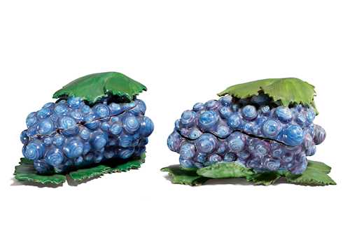 PAIRE DE TERRINES EN TROMPE-L’ŒIL EN FORME DE GRAPPE DE RAISINS DU SERVICE DE CLEMENSWERTH