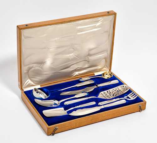 SERVING CUTLERY