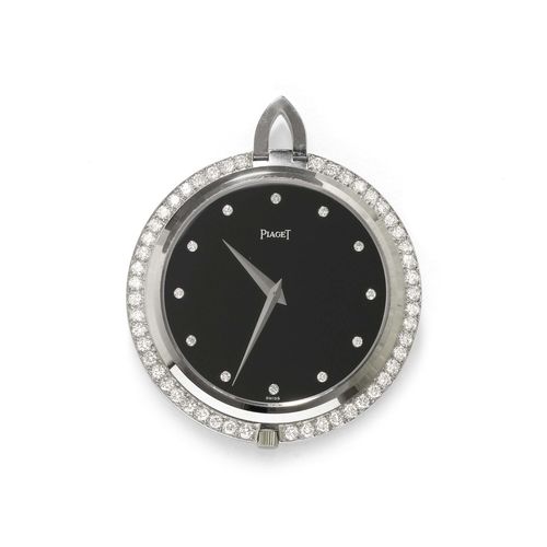 DIAMOND TUXEDO WATCH, PIAGET, WITH CHAIN, ca. 1970. White gold 750, 61g including chain. Flat case No. 990 with brilliant-cut diamond set lunette weighing ca. 1.30 ct and a pointed arch-shaped pendant. Black dial with diamond indices and silver-coloured hands, signed. Ultra-flat lever movement No. 806916, Cal. 9P2. Does not run: resinified. Matching King's chain with swivel clasp, L ca. 42 cm. D 43 mm.