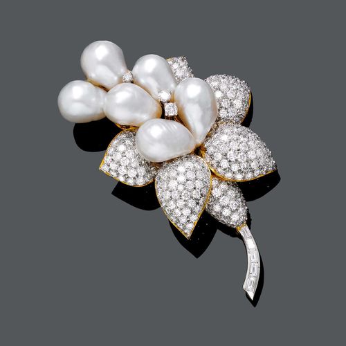 PEARL AND DIAMOND CLIP BROOCH. Yellow gold 750, partly rhodium-plated, 33g. Decorative, florally designed brooch, set with 6 drop-shaped South Sea cultured pearls of ca. 9-10 x 13-15 mm, the leaves set throughout with brilliant-cut diamonds weighing ca. 5.00 ct, the stem additionally decorated with 5 baguette-cut diamonds weighing ca. 0.30 ct. Ca. 7 x 4.3 cm.
