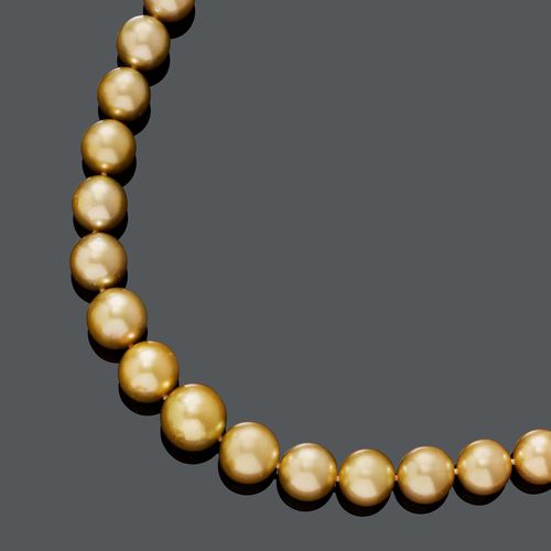 PEARL AND DIAMOND NECKLACE. Yellow gold 750. Elegant necklace of 35 graduated, very fine gold-coloured South Sea cultured pearls of 10.6 to 14.5 mm Ø. Cylindrical clasp with 2 rondelles set with brilliant-cut diamonds weighing ca. 0.20 ct in total. L ca. 43 cm. With case and copy of the insurance estimate, April 2012.