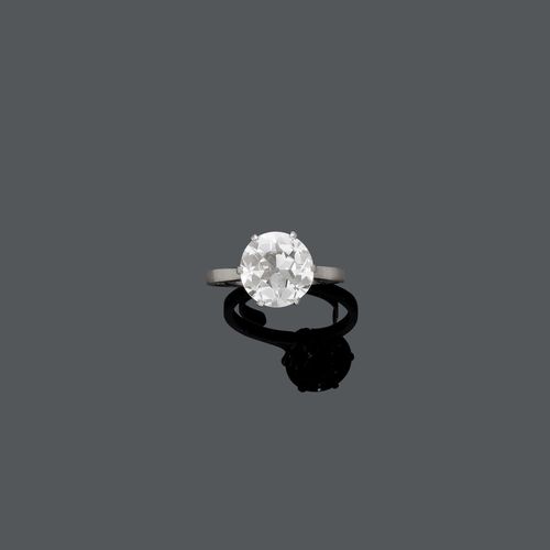 DIAMOND RING, ca. 1950. White gold 750. Classic solitaire model, the front set with 1 old European cut diamond weighing ca. 4.40 ct, ca. P-Q/SI1, set in a six-prong chaton. Size ca. 54, with size adjustment insert. Matching fine wedding band in platinum, with 18 brilliant-cut diamonds weighing ca. 0.70 ct in total, and with an engraved inscription on the side, dated 1962. Oral short report by GGTL/Gemlab. With case.