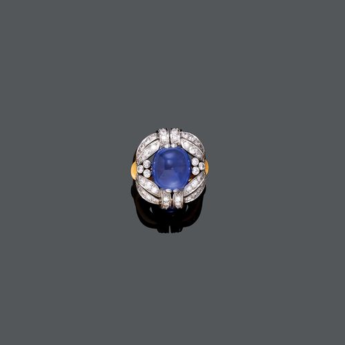 SAPPHIRE AND DIAMOND RING, HUGO STRÖMDAHL, Sweden, ca. 1950. Yellow gold 750 and platinum. Decorative band ring, the top set with 1 oval sapphire cabochon weighing ca. 9.00 ct, within a border of white gold band motifs set with diamonds weighing ca. 1.00 ct. Size ca. 56, with size adjustment insert.