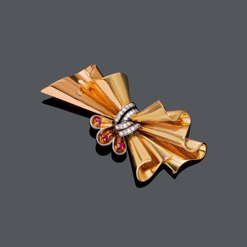 GOLD, DIAMOND AND RUBY BROOCH, Sweden, ca. 1946. Pink and white gold 750, 26g. Decorative asymmetric brooch designed as a folded leaf, the centre connected by 4 band motifs set with diamonds weighing ca. 0.30 ct and additionally decorated with 3 small rubies. Ca. 7.6 x 3.6 cm.