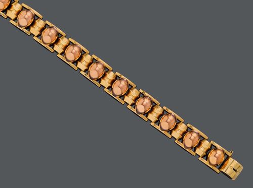 GOLD BRACELET, Vienna, ca. 1940. Yellow and pink gold 585, 32g. Decorative bracelet of rectangular yellow gold links, the centre of each decorated with 1 oval pink gold button. W ca. 1.5 cm, L ca. 20 cm.
