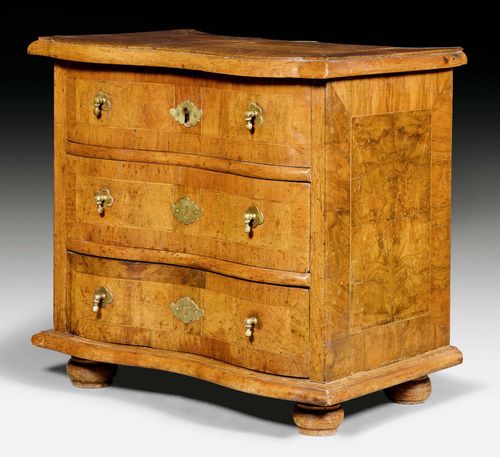 MODEL COMMODE,Baroque, South German, 18th century. Walnut, burlwood and fruitwoods inlaid with fine fillets and reserves. The front with 3 drawers. Brass knobs and escutcheons. 45x29x41 cm.