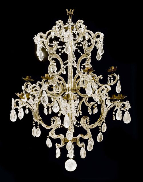IMPORTANT CHANDELIER WITH "CRISTAL DE ROCHE", Louis XV, Genoa, 19th century. Shaped and gilt bronze and wood with exceptionally fine cut glass and crystal hangings. With 12 light branches. D 90 cm. H 125 cm.