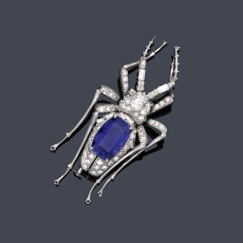 SAPPHIRE AND DIAMOND CLIP BROOCH, ca. 1960. White gold 750. Elegant, decorative brooch designed as a scarab, the body set with 1 antique-oval Ceylon sapphire weighing ca. 11.30 ct, unheated, and set throughout with numerous brilliant-cut diamonds weighing ca. 1.50 ct and 3 navette-cut diamonds weighing ca. 0.30 ct, the antennae additionally decorated with 7 baguette-cut diamonds weighing ca. 0.20 ct. Ca. 6.7 x 3 cm. Tested by Gemlab.