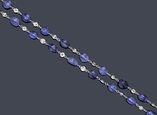 SAPPHIRE AND DIAMOND SAUTOIR. White gold 750. Long, endless chain set with 54 lentil-shaped baroque sapphires weighing ca. 227.00 ct in total, unheated, and 54 brilliant-cut diamonds weighing ca. 7.40 ct in total, in ring settings. L ca. 120 cm.