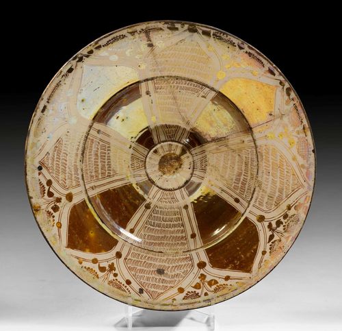 SPANISH-MOORISH PLATE WITH LUSTER GLAZE, VALENCIA, PROBABLY MANISES, CIRCA 1530-70.With hump in the center and a flat rim. D 40 cm. Restored.