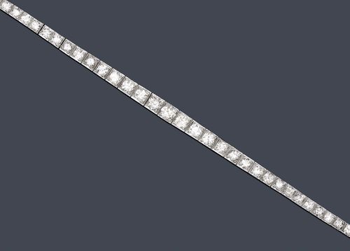 DIAMOND BRACELET, ca. 1950. Platinum 950. Classic Rivière bracelet, set with 35 graduated brilliant-cut diamonds weighing ca. 7.00 ct, in box settings. Clasp in white gold. L ca. 18.5 cm. With case.