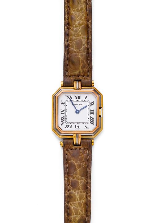 LADY'S WRISTWATCH, CARTIER, 1980s. Yellow and white gold 750. Octagonal case No. 81 0450902, with crown protection and ribbed lunette. White dial with Roman numerals and blued hands, signed Cartier. Quartz movement, signed. Brown leather band, used, with gold-plated Cartier clasp, needs to be replaced. D 33 x 26 mm.
