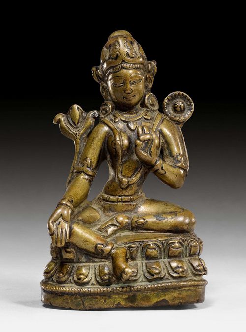 A CHARMING SMALL BRONZE FIGURE OF THE GREEN TARA. Tibet, 12th/13th c. Height 10 cm. Consecration plate lost.