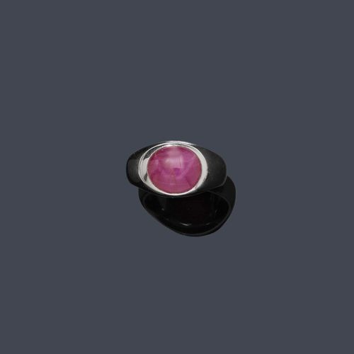 BURMA STAR RUBY AND GOLD RING. White gold 750. Decorative, plain mantle ring, the top set with 1 very fine star ruby of 5.04 ct from Burma, unheated. Size 54. With SSEF Report No. 46716, June 2006.