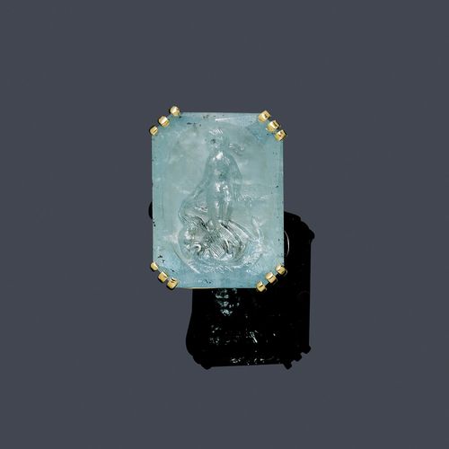 AQUAMARINE CAMEO RING. Yellow gold  585. Decorative ring, the top set with 1 large aquamarine cameo of ca. 27 x 20 mm, depiction of Venus with a shell and fish at her feet. Size ca. 55.