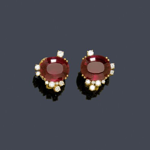 TOURMALINE AND DIAMOND EAR CLIPS, BINDER. Yellow gold 750. Decorative ear clips set with 2 oval rubellites weighing ca. 21.87 ct, within a border of 8 brilliant-cut diamonds of different sizes weighing ca. 1.07 ct. With copy of insurance estimate, February 2002.