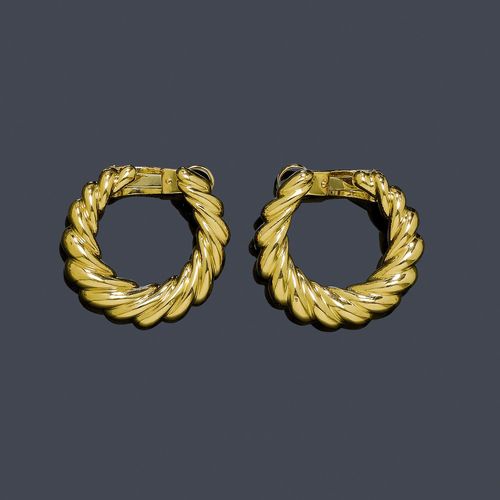 GOLD EAR CLIPS, CARTIER. Yellow gold 750, 19g. Decorative creole ear clips with corded pattern. Signed Cartier, No. 615352A. Ø ca. 2.3 cm. With copy of insurance estimate, 2010.