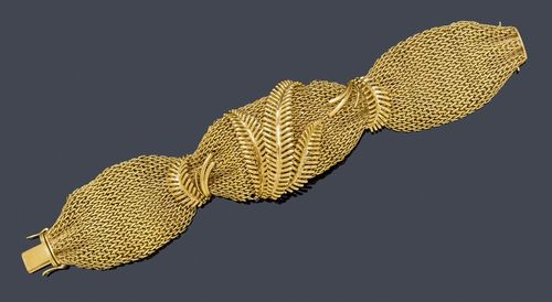 GOLD BRACELET, ca. 1950. Yellow gold 750, 96g. Fancy, broad, plait bracelet, the central part connected by appliqued leaf motifs. W ca. 3.5 cm, L ca. 17.5 cm.