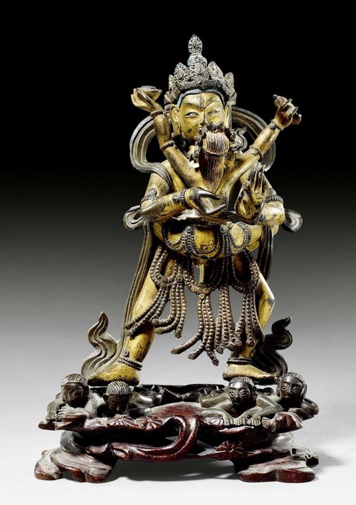 A BRONZE FIGURE OF CAKRASAMVARA YAB-YUM. Tibeto-chinese, 18th/19th c. Height 16 cm (including the later added wooden base).