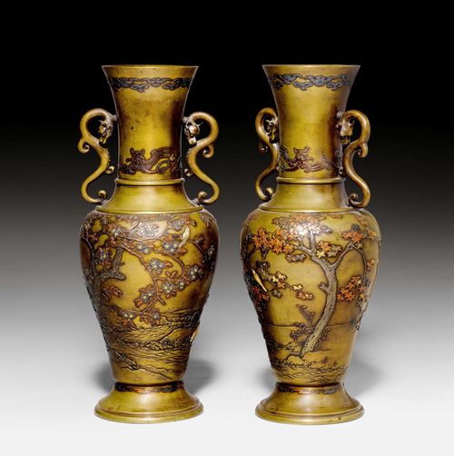 A PAIR OF BRONZE 'SPRING AND AUTUMN' VASES DECORATED WITH IROE HIRAZOGA Japan, Meiji-Periode, height 34 cm. Mark of a Kyoto artist.