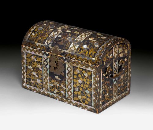 A BLACK LACQUER NAMBAN CHEST WITH MOTHER OF PEARL INLAYS. Japan, Momoyama period, 16th c. L 28.5 cm, H 20.5 cm. Some damages on the lid. Hinges broken.